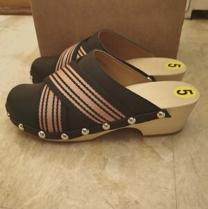 Hunter new sandals  size 5